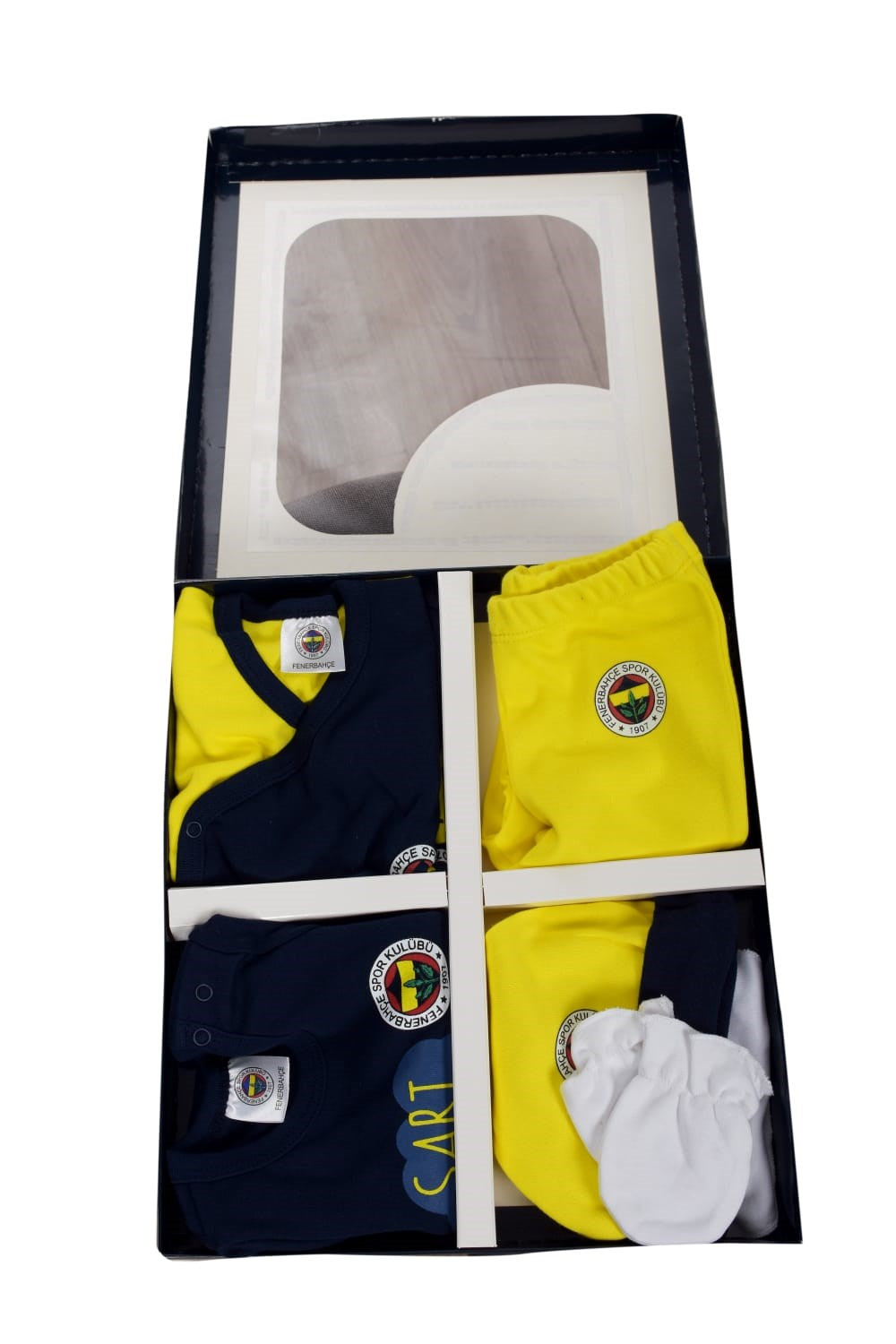 Fenerbahçe lisanslı sarı-lacivert bebek hastane çıkışı seti, 7 parçalı hediye paketi içeriği.