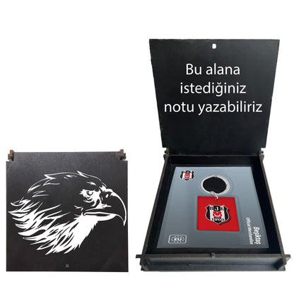 Beşiktaş Lisanslı Kırmızı Logolu Çift Taraflı Çubuklu Anahtarlık Kartal Ahşap Kutulu